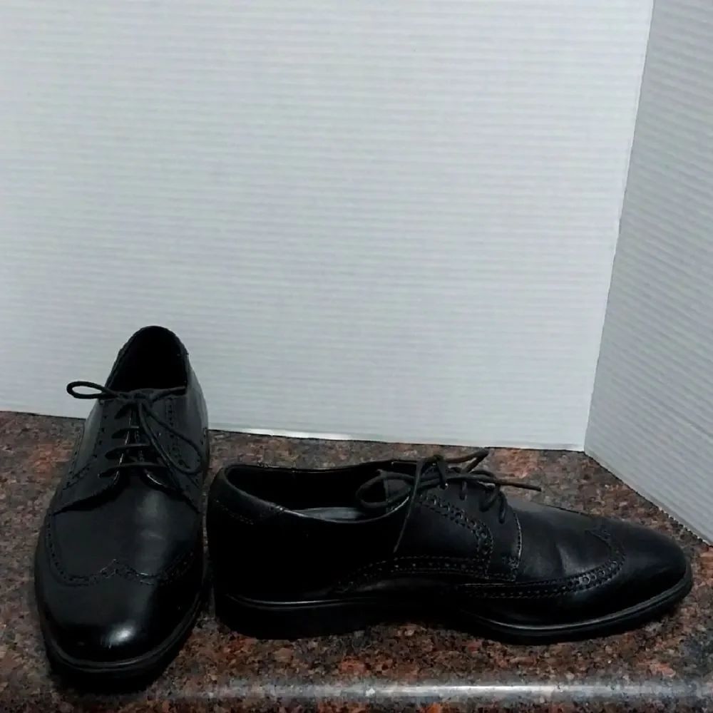 Ecco Black Leather Men's Wing Tip Oxfords.MAY HAVE NEVER BEEN WORN...SIZE 8.